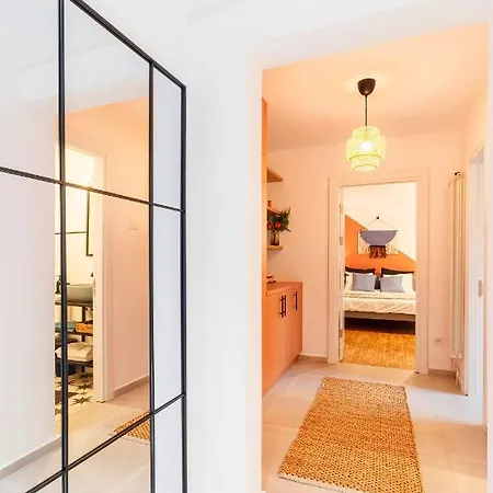 Central Modern Flat Near Metro & Park Apartment