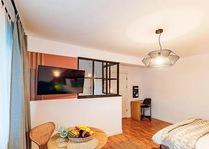 Central Modern Flat Near Metro & Park Apartman *