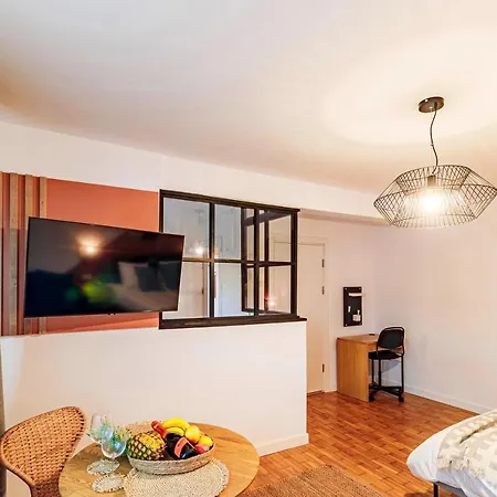 Central Modern Flat Near Metro & Park Apartman *